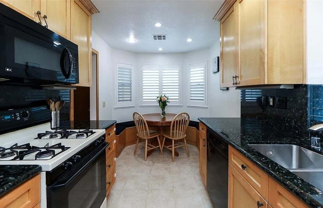 2 bed, 2.0 bath, 1067 sqft, $3,200 — Photo 4