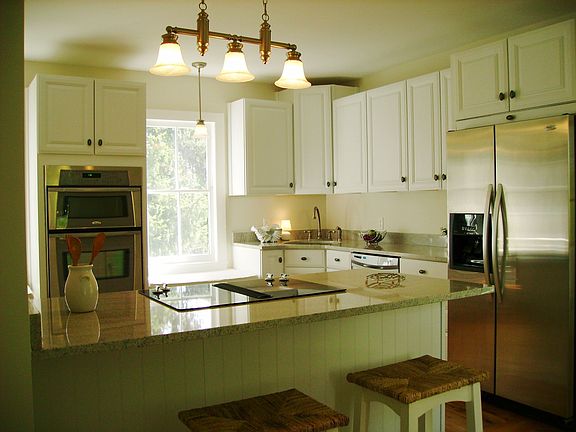  Kitchen - with sitting area/family room