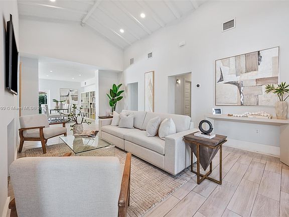 5th image of 8851 Dickens Ave