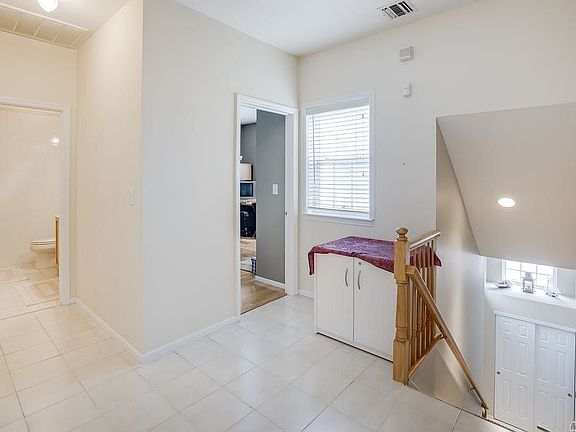 5th image of 159 Carriage Ln