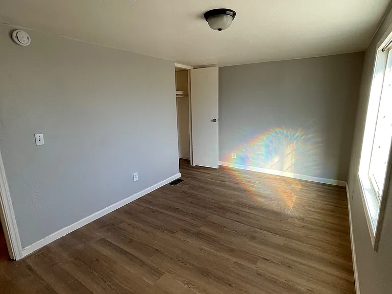 9'x15' Yellow Room, East bedroom