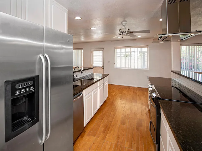 2405 E Huntington Dr — Photo 10