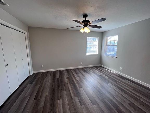 3rd image of 2412 Lakeview Cir