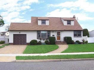 7 Willow Dr, Massapequa Park, NY 11762