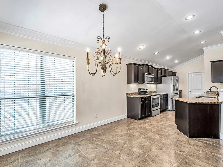608 Memorial Ct — Photo 12