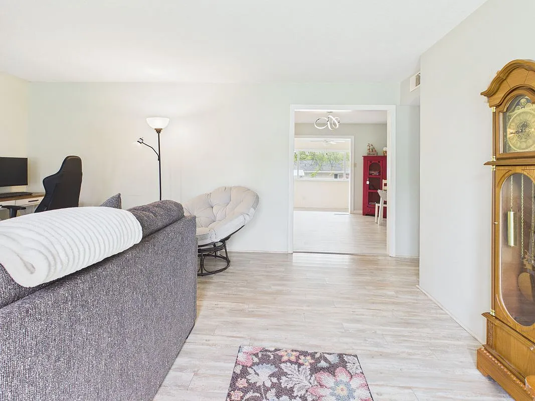 2 bed, 1.0 bath, 1309 sqft, $1,100 — Photo 3