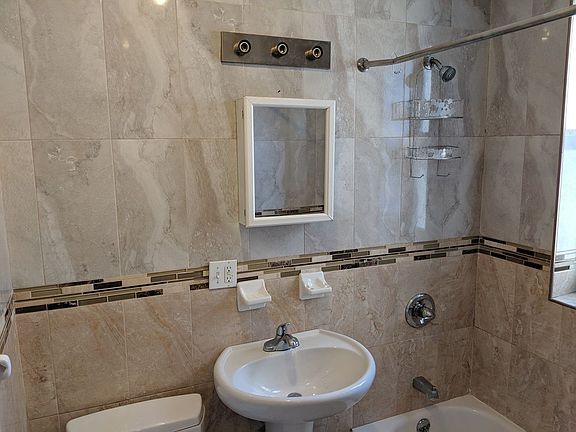 5th image of 833 Longfellow Ave APT 4A