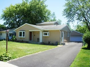 831 S Fletcher Dr, Wheeling, IL 60090
