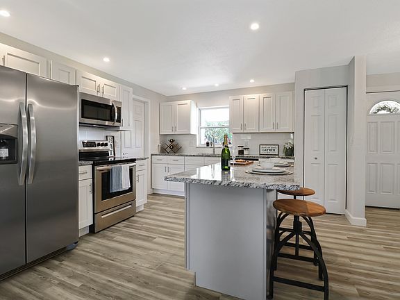 5th image of 209 Cambridge Dr