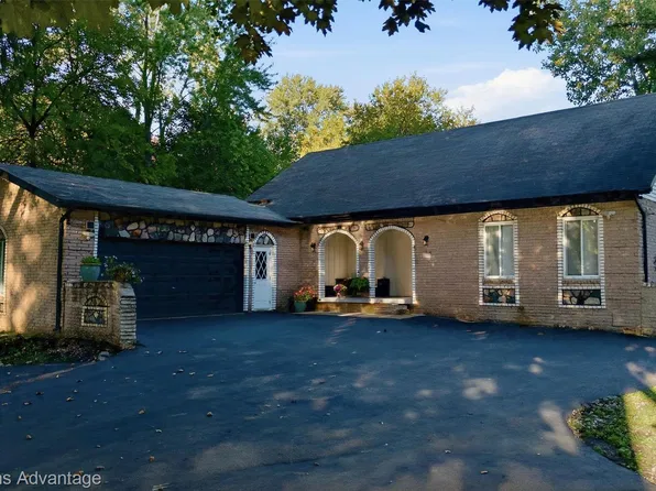 5355 W Doherty Dr, West Bloomfield, MI 48323