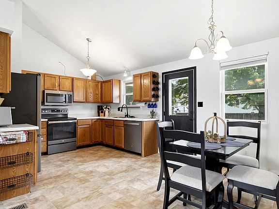 5th image of 240 E Park Dr