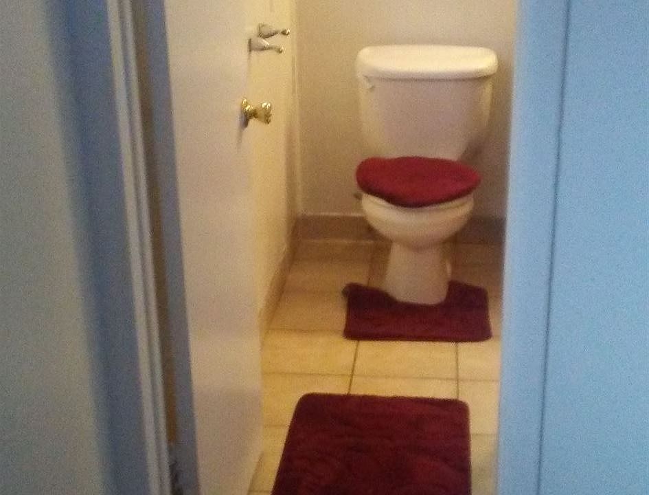 20002 Northlawn bath pic 2