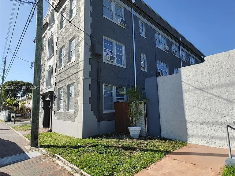 1629 SW 6th St #11 — Photo 2