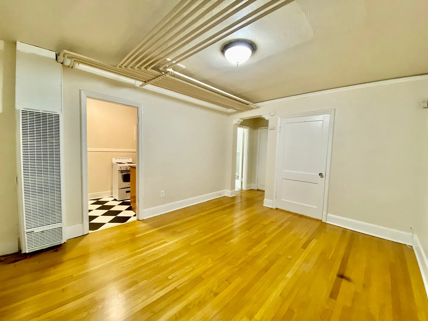 Embassy Apartments — Photo 1