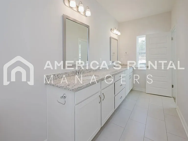 1009 Grand River Blvd W — Photo 19