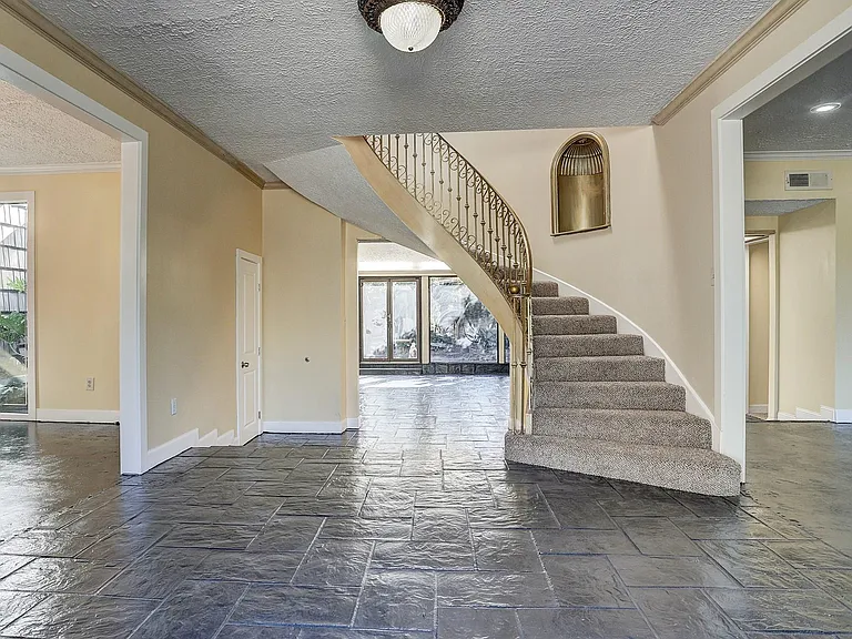 5203 Braesvalley Dr — Photo 2