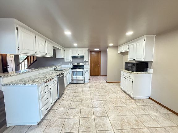 5th image of 213 Woodbridge Cir