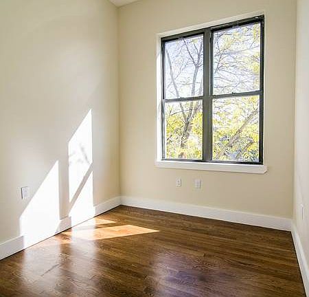 4th image of 565 Evergreen Ave #1L