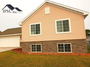 1304 27th St NW, Minot, ND 58703