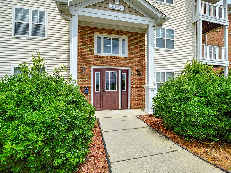 9823 Hyde Glen Ct — Photo 2