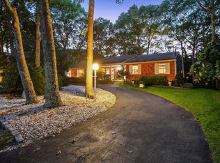 170 W Tiana Rd, Hampton Bays, NY 11946