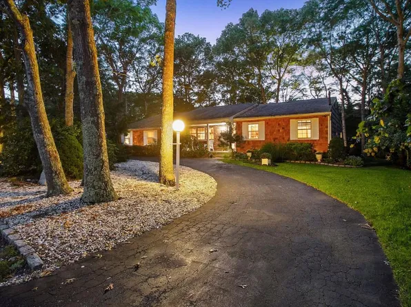 170 W Tiana Rd, Hampton Bays, NY 11946
