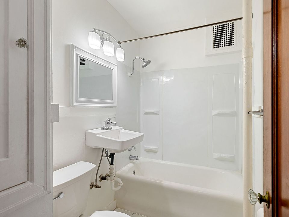 1st image of 715 2nd Ave W APT 203