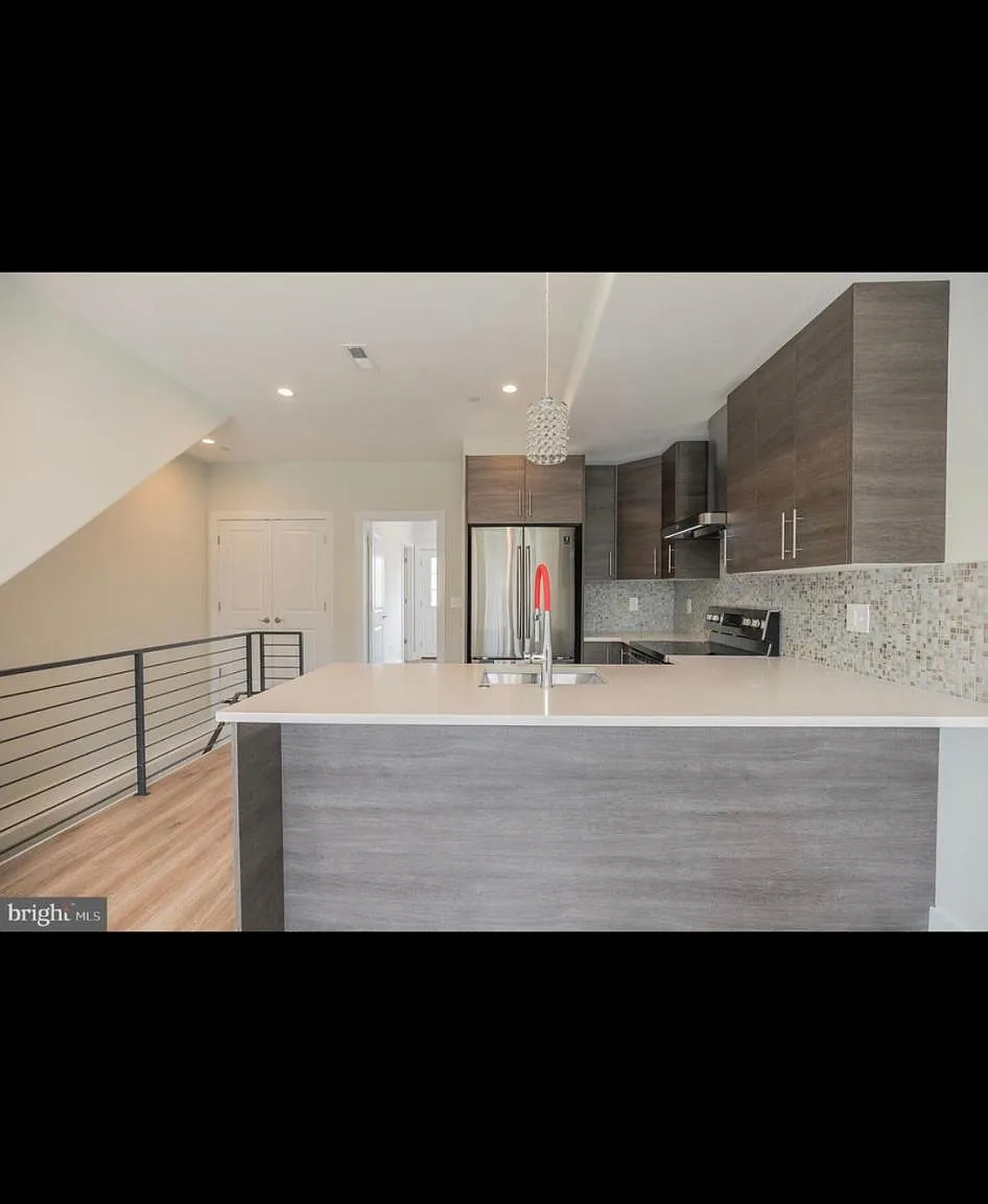 3 bed, 1200 sqft, $1,900 — Photo 2