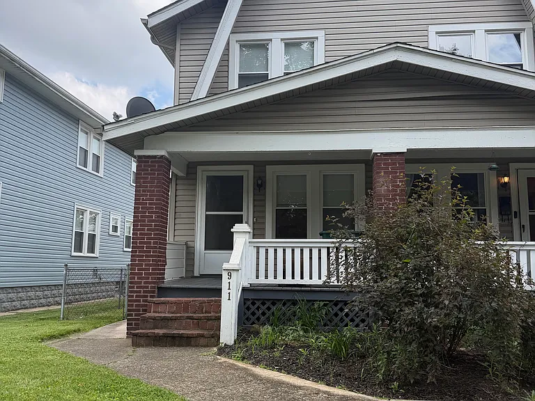 911-913 Thomas Rd — Photo 1