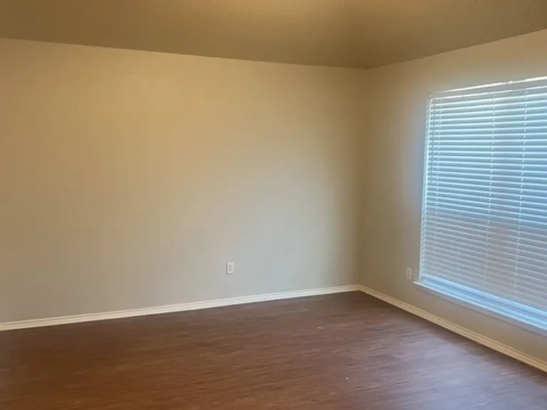 2913 Vicksburg Ln — Photo 3