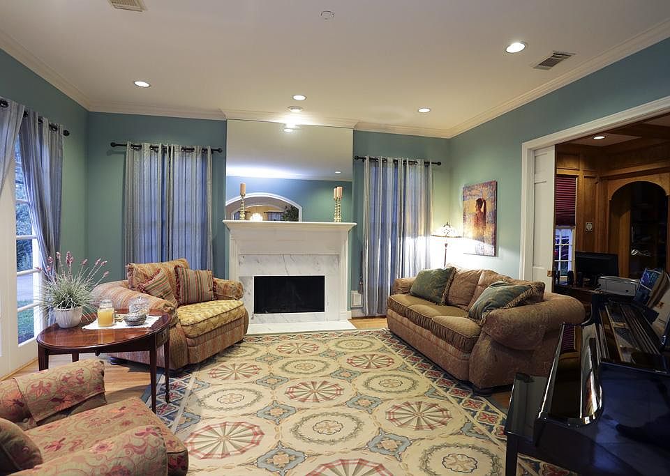 Formal Living that can open up to the office.
