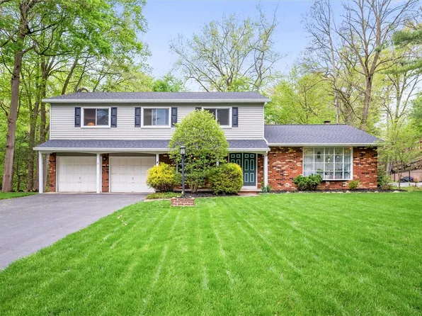 4 Mountain Rd, Penfield, NY 14526