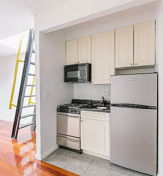 235 W 14th St #D4 — Photo 5