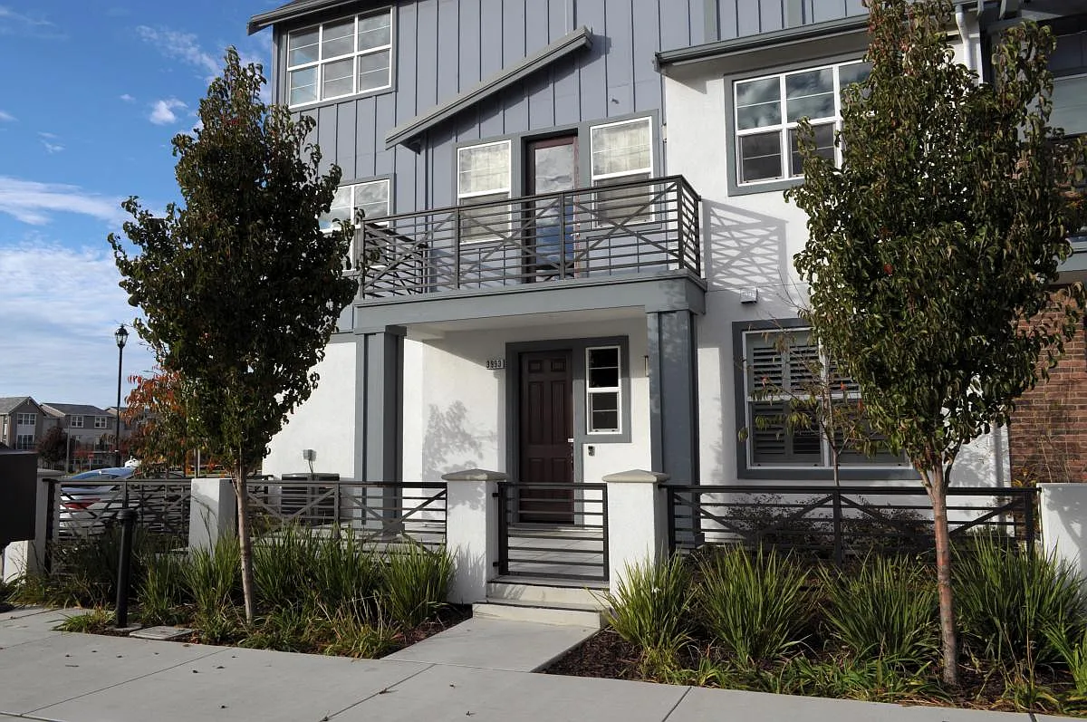 3 bed, 3.5 bath, 2002 sqft, $4,325 — Photo 1