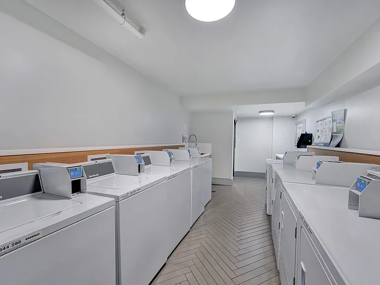 945 Jervis St #105 — Photo 22