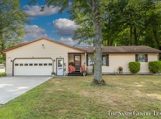 410 N 5th Ave, Fruitport, MI 49415
