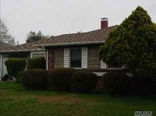 33 W Hampton Rd, Lindenhurst, NY 11757