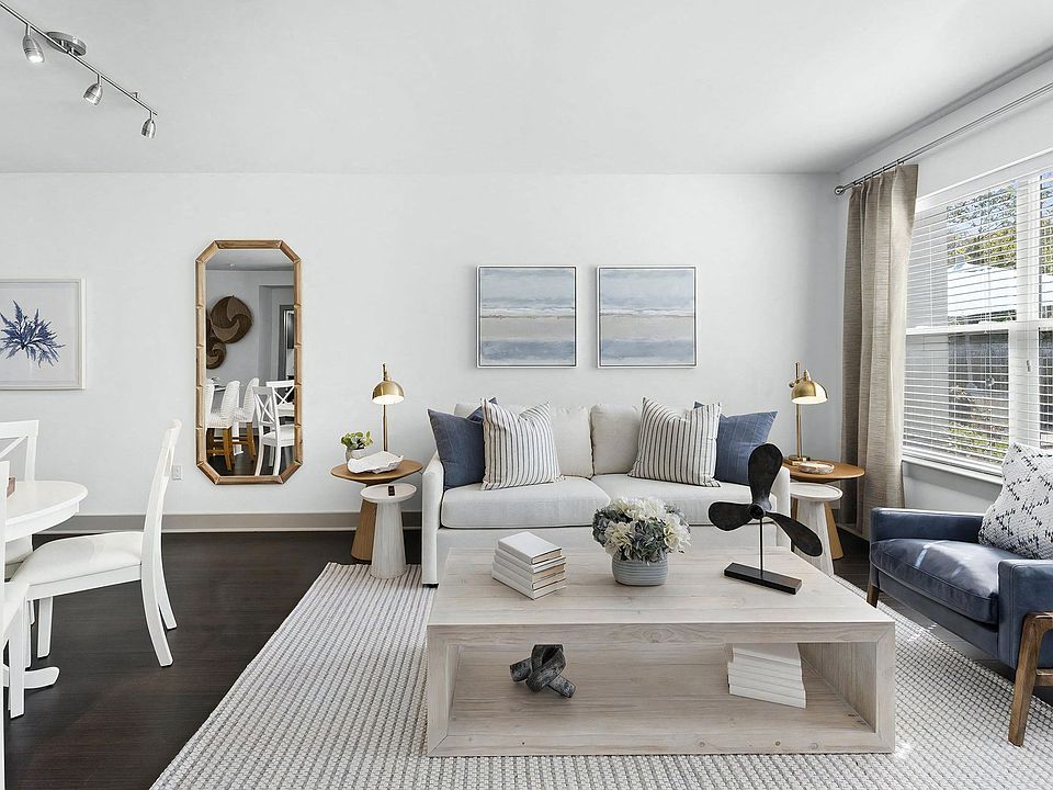 Well-Designed Apartment with Open Floor Plan and Stylish Furnishings