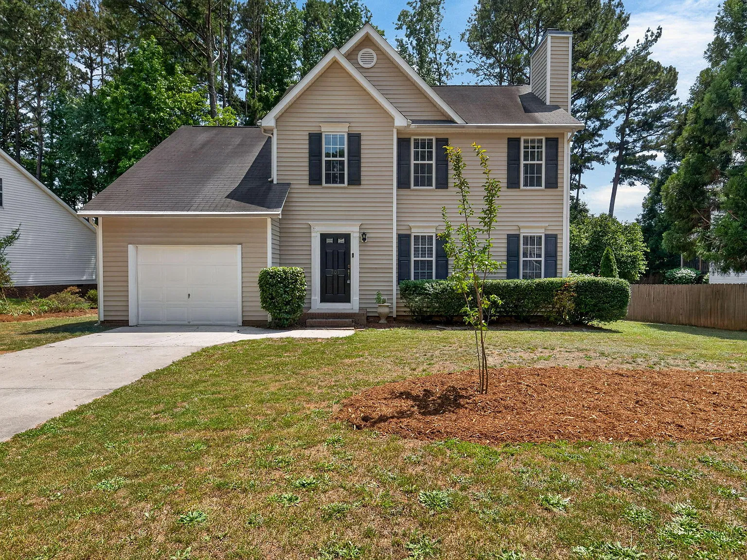 3 bed, 2.5 bath, 1900 sqft, $1,895 — Photo 2