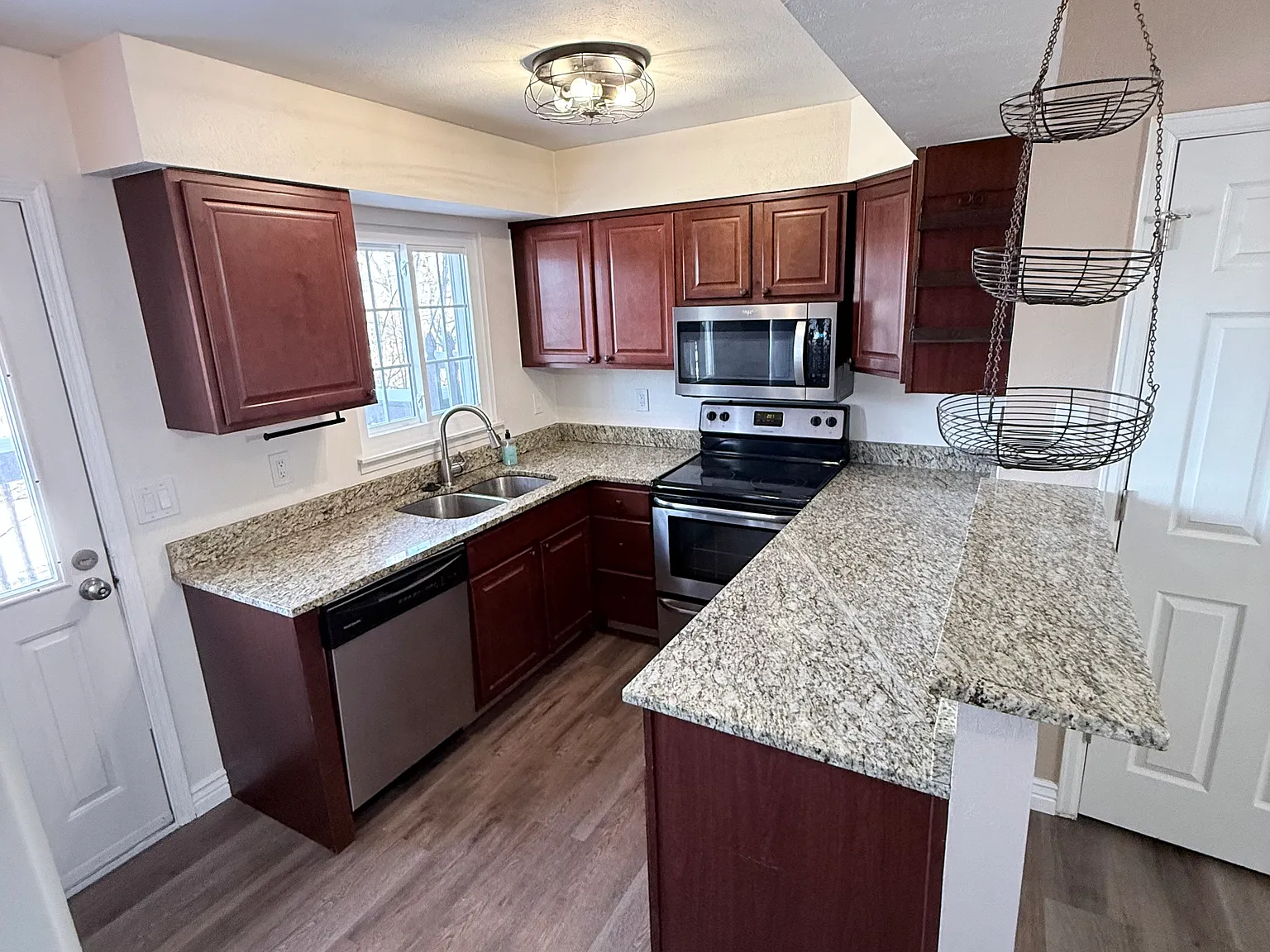 3 bed, 2.5 bath, 1316 sqft, $2,500 — Photo 4