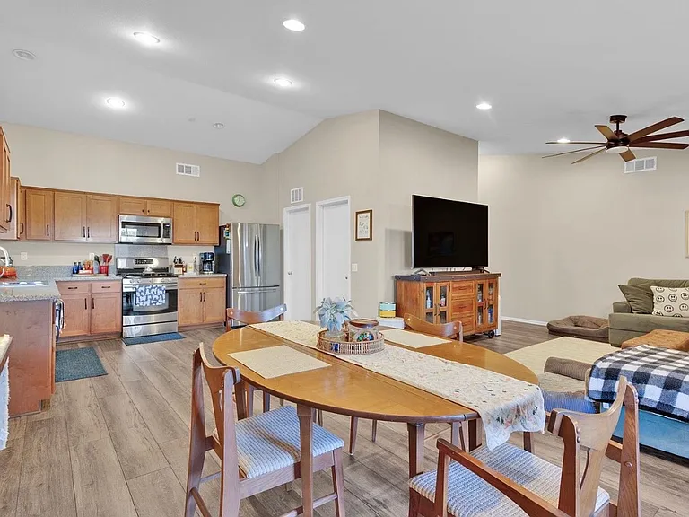 2212 Falcon Dr — Photo 3