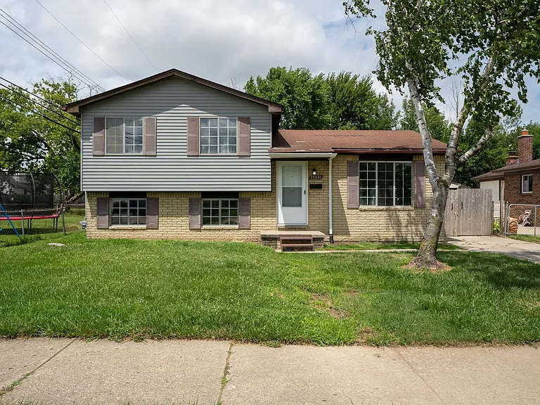 15841 Dort St — Photo 1