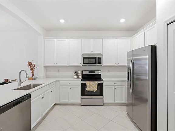 5th image of 2584 Vine AVE