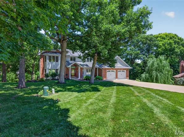 4 Woodford Pl, Saint Charles, MO 63301