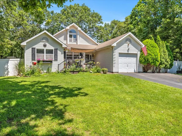 33 Kathleen Crescent, Coram, NY 11727