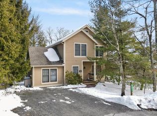 383 Aspen Ct, Tannersville, PA 18372