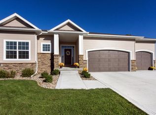 520 Bellflower Dr, Ames, IA 50014