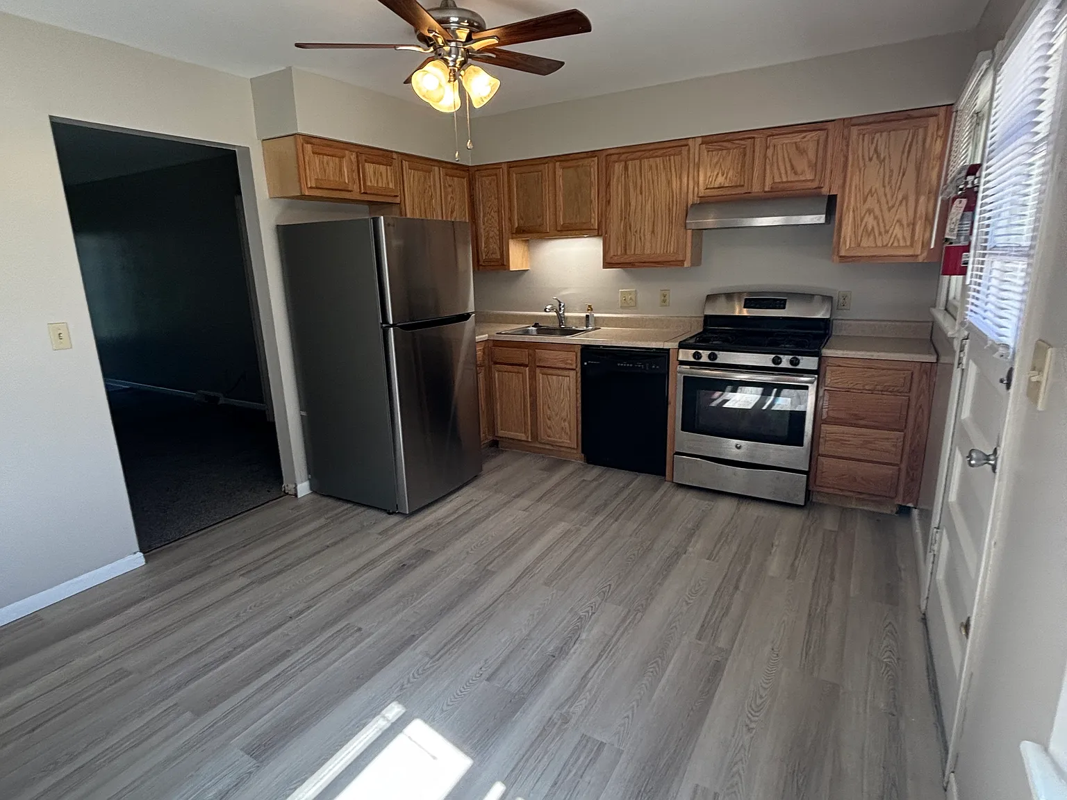 3 bed, 1.5 bath, 1200 sqft, $1,250 — Photo 2
