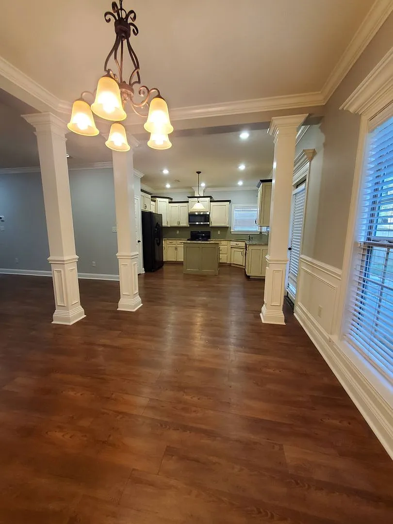 Modern Elegance in the Vineyards: 3-Bedroom Home with Granite Countertops, Wood Floors, and Priva... — Photo 3