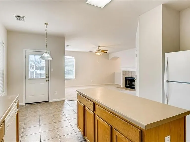 1821 Briarton Ln N — Photo 10